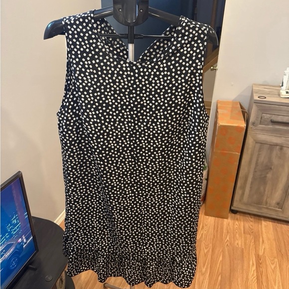 SHEIN Dresses & Skirts - SHEIN Black and White Floral Pattern Top